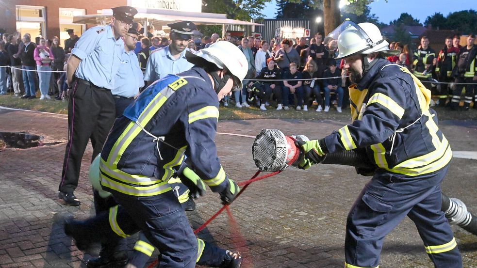 Beim Schnelligkeitswettbewerb muss jeder Handgriff sitzen. Foto: Holger Weers