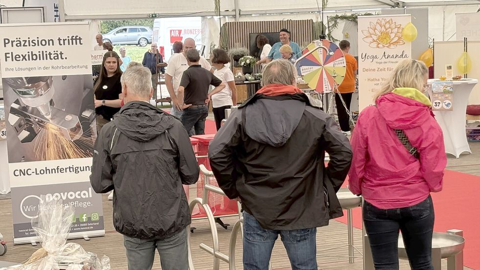 Die Besucher schauten sich an den vielen Ständen im Festzelt um. Foto: Carsten Ammermann