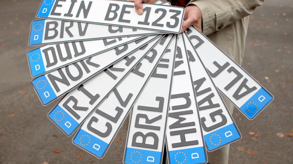Zurück zu den Ursprüngen: Schon bald nach der Gesetzänderung im November 2012 waren in vielen Kommunen die alten Kennzeichen wieder zu haben. Andere haben sich dagegen gesperrt. Foto: dpa/Hubert Jelinek