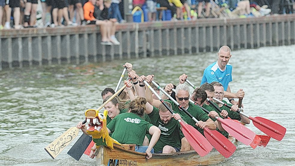 Volle Kraft voraus beim 15. Drachenbootrennen in Weener. Foto: Bodo Wolters