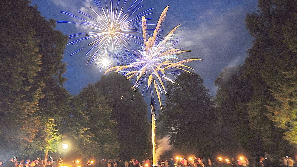 Ein Feuerwerk an der Evenburg gehört zum Fest. Foto: Bodo Wolters