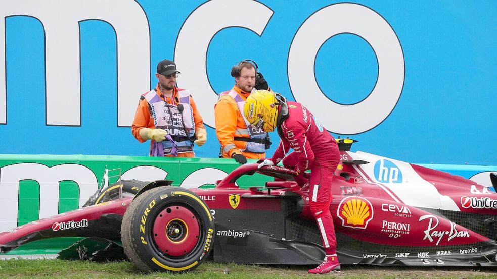 Lewis Hamilton steigt frustriert aus seinem Ferrari aus. Foto: Peter Dejong/AP/dpa