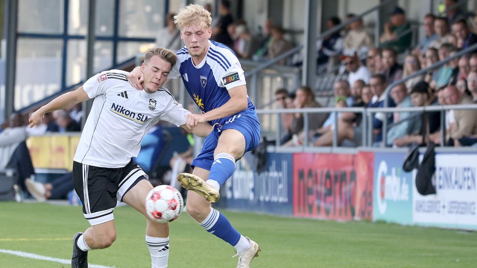 Au weia, dieser Griff des Gegenspielers von Kickers-Akteur Bent Andresen (rechts) gehört wirklich nicht zur Kategorie „feine englische Art“. Fotos: Helmut Vortanz