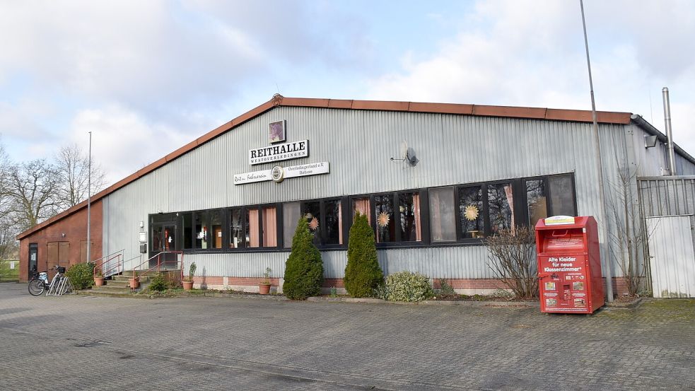 Wenn ein Investor für eine Reithalle in Ihren gefunden werden sollte, dann sind die Tage der Reithalle in Ihrhove gezählt. Sie soll weichen, weil die Gemeinde Westoverledingen ein neues Baugebiet realisieren will. Foto: Carsten Ammermann/Archiv