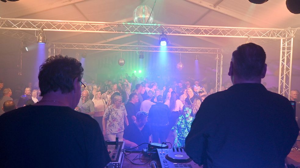 Ausgelassen war die Stimmung unter den Gästen im Festzelt. Foto: Holger Weers