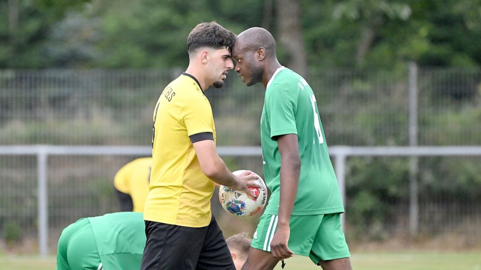 Wallinghausens Yanic Konda (rechts) und Middels-Spieler Elmedin Ramadani (links) gerieten emotional aneinander. Danach sah ein Akteur die Rote Karte. Foto: Jens Doden/ Blomberg