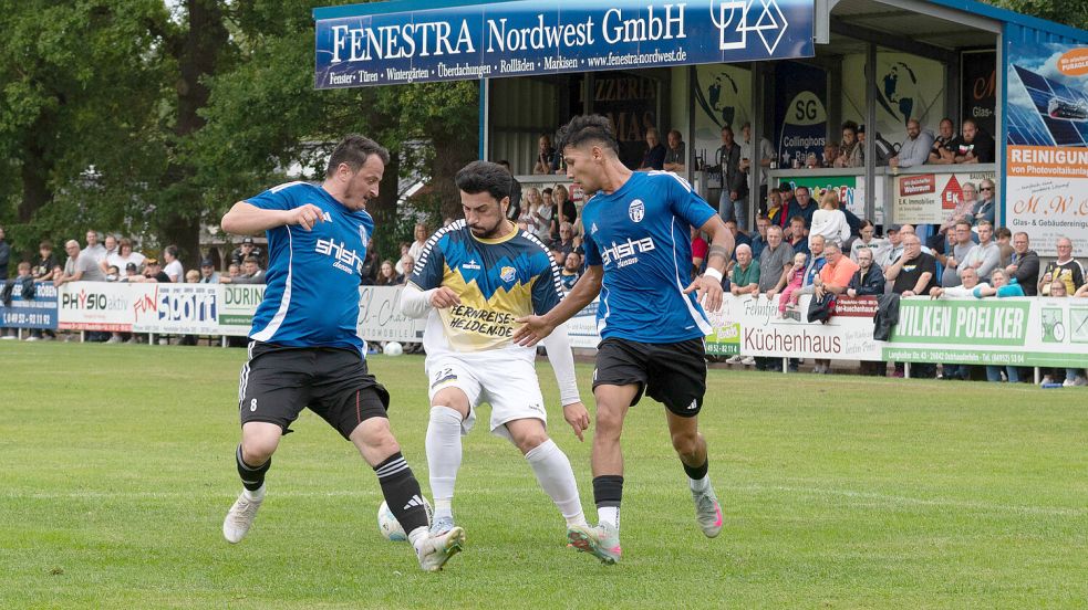 SuS Steenfelde (blau-gelbe Trikots) feierte im Topspiel bei der SG Collinghorst/Rajen einen verdienten Sieg. Foto: Lohmann