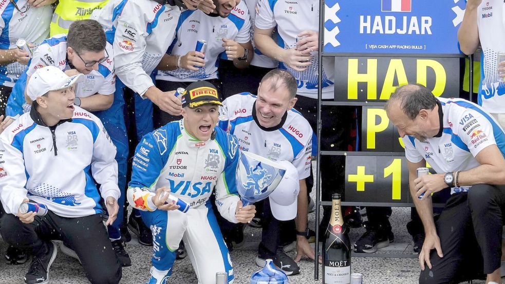 Der Pokal von Isack Hadjar geht zu Bruch. Foto: Sander Koning/ANP/dpa
