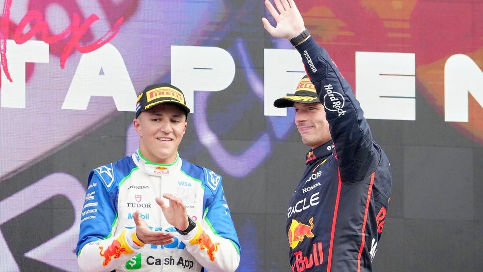 Bald Teamkollegen? Isack Hadjar und Max Verstappen auf dem Podest. Foto: Peter Dejong/AP/dpa