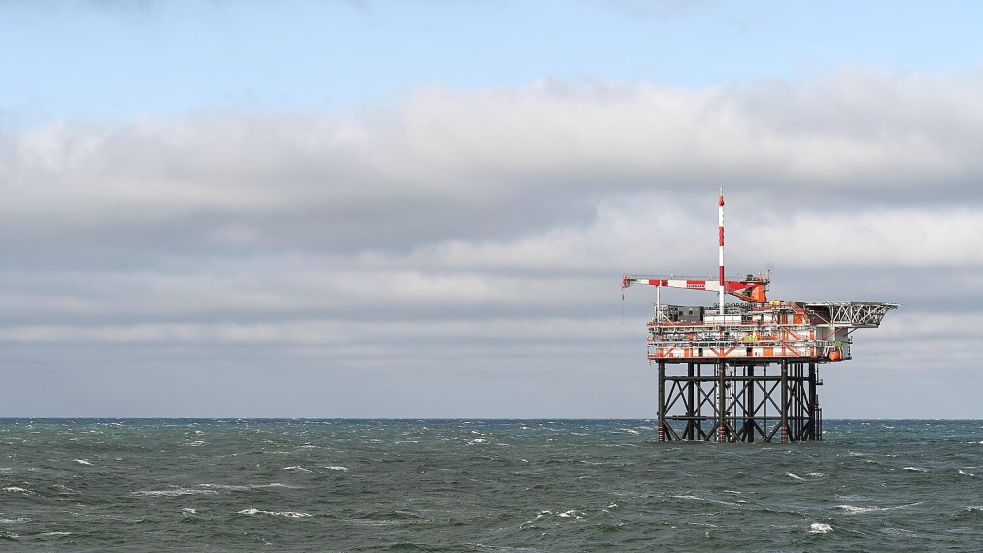 Nach einer Behördenentscheidung darf auch auf deutschem Hoheitsgebiet in der Nordsee vor Borkum Erdgas gefördert werden. (Archivbild) Foto: Lars Penning/dpa