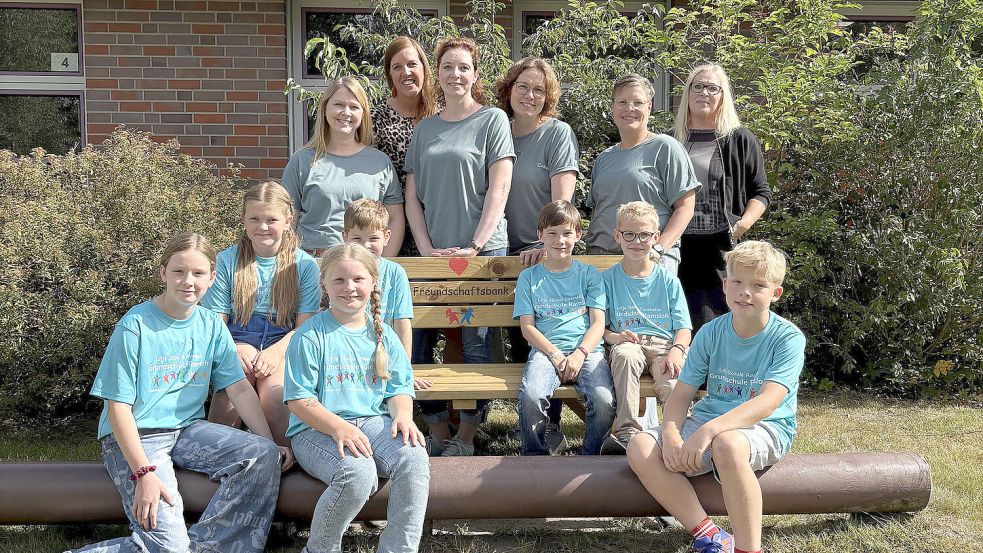 Auf dem Foto sind zu sehen: (Oben von links) Vera Witte, Martina Kramer, Helena Klassen, Carina Henken, Marion Eilers (alle Förderverein), Britta Tegelkamp (Rektorin) sowie die Schulkinder Ella, Lene, Wilke, Lena, Jonathan, Bennet und Finn. Foto: Grundschule Ramsloh/ M. Paley