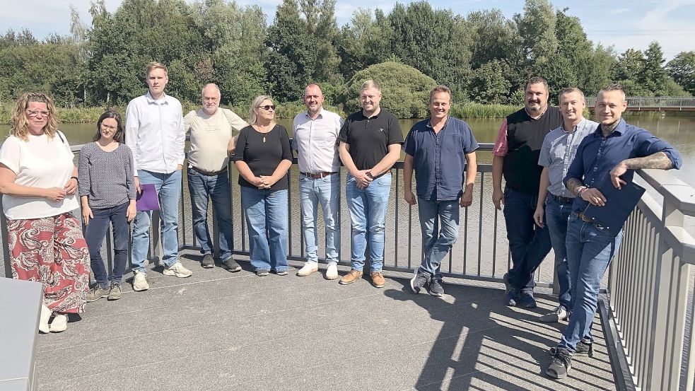 Das Foto entstand anlässlich der Bauabnahme und zeigt von links nach rechts: Anja Tritschler (SPD/MOIN/ERM), Julia Nahrath (ARSU GmbH), Mark Wildemann (ArL Aurich), Wolfram Höhn (Grüne), Heike Brunken-Winkler (ARSU GmbH), Marco Smid (Fachbereichsleiter Bauen und Planen), Heiner Cordes (Vorsitzender des Tiefbauausschusses), Holger Schmidt (Firma Hermann Jansen Aschendorf), Marcus Luikenga (Tiefbauamt der Gemeinde), Dennis Hillmer (Fraktionsvorsitzender CDU/ERM) und Christoph Zanelli (Planungsfirma). Foto: Gemeinde/Kirsten Beening
