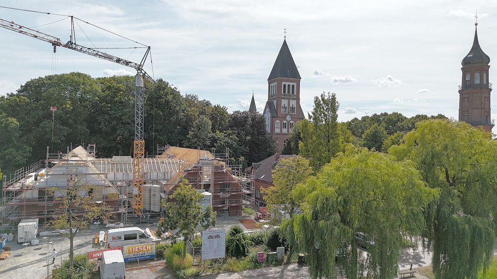Im Schatten der St.-Michael-Kirche und des Alten Turms (rechts) in Papenburg schreitet der Neubau von mehr als 30 Wohneinheiten voran. Foto: Jürgen Eden/St. Lukas Leben erleben