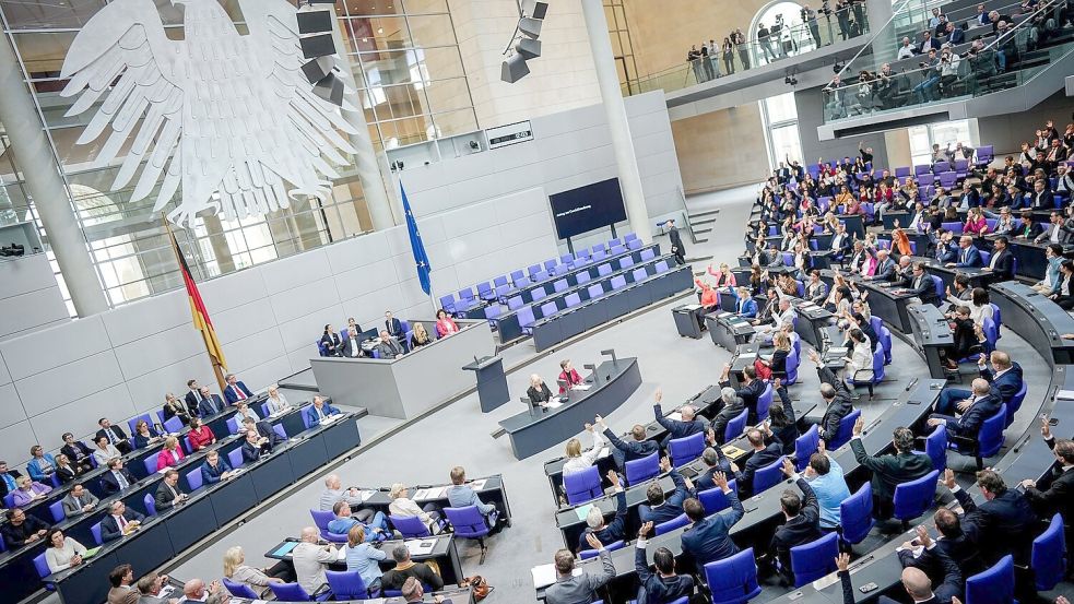 Union und SPD wollen die Regeln für den Bundestag reformieren. (Archivbild) Foto: Kay Nietfeld/dpa