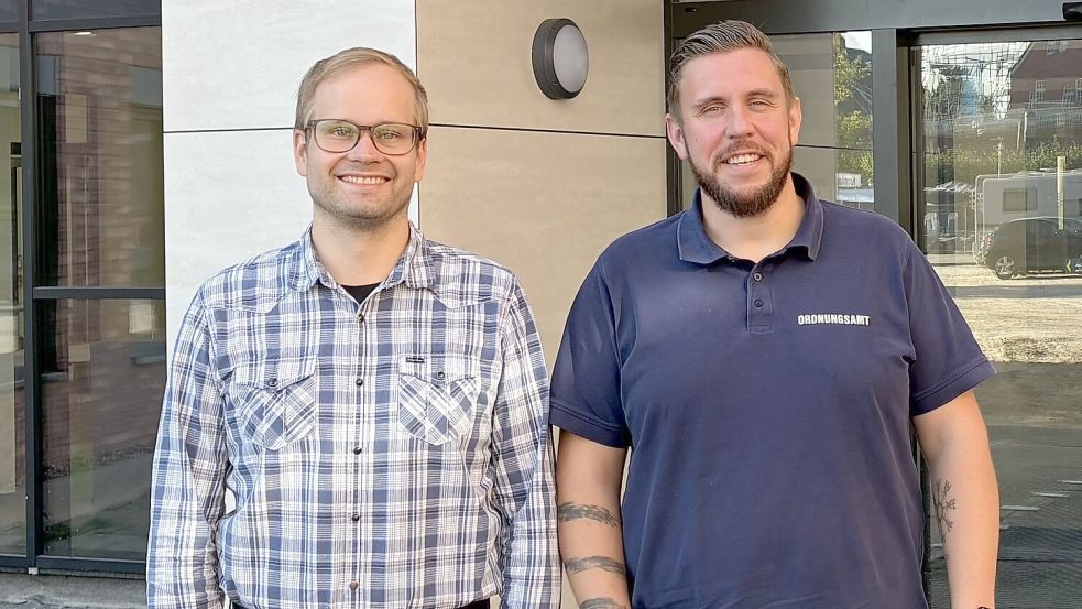 Arne Groeneveld (links) ist Leiter des Verwaltungsbereichs Ordnung der Stadt Papenburg. Mitarbeiter Christopher Jahn ist im Außendienst tätig. Foto: Evin Ay