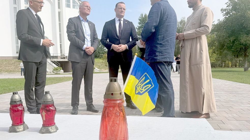 Die Fraktionschefs Spahn und Miersch in der Gedenkstätte für die Opfer der russischen Besatzung in Butscha. Foto: Michael Fischer/dpa