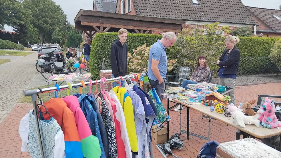 Besucher stöbern an den Verkaufstischen auf dem Flohmarkt in der Straße Wittmoor-Süd. Foto: Clarissa Scherzer