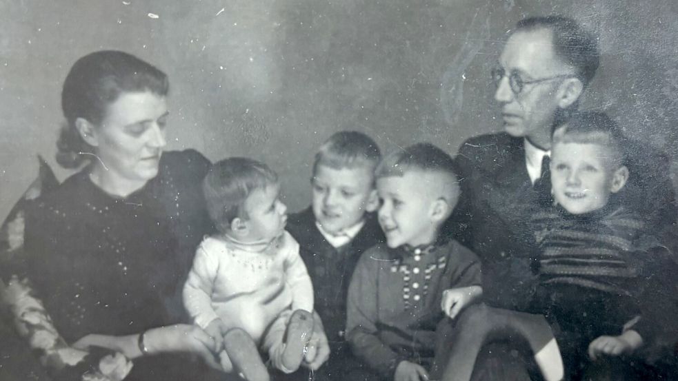 Hermann Aden (Dritter von rechts) zusammen mit seinen drei Brüdern und seinen Eltern. Foto: privat