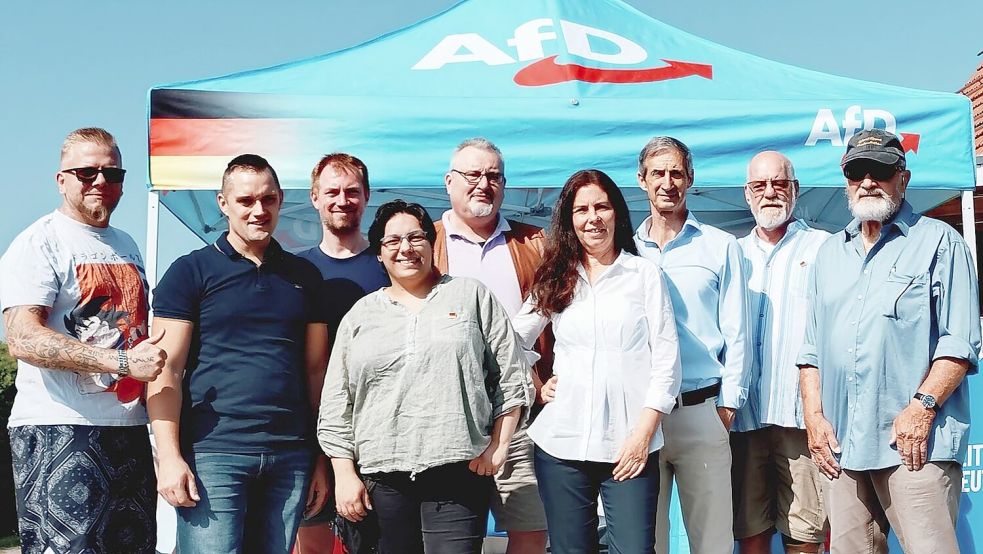 Die Kreisverbands-Vorsitzende Anja Arndt (Vierte von rechts) mit weiteren Mitstreitern auf dem AfD-Infostand an der 1. Südwieke in Ostrhauderfehn. Foto: AfD-Kreisverband Ostfriesland