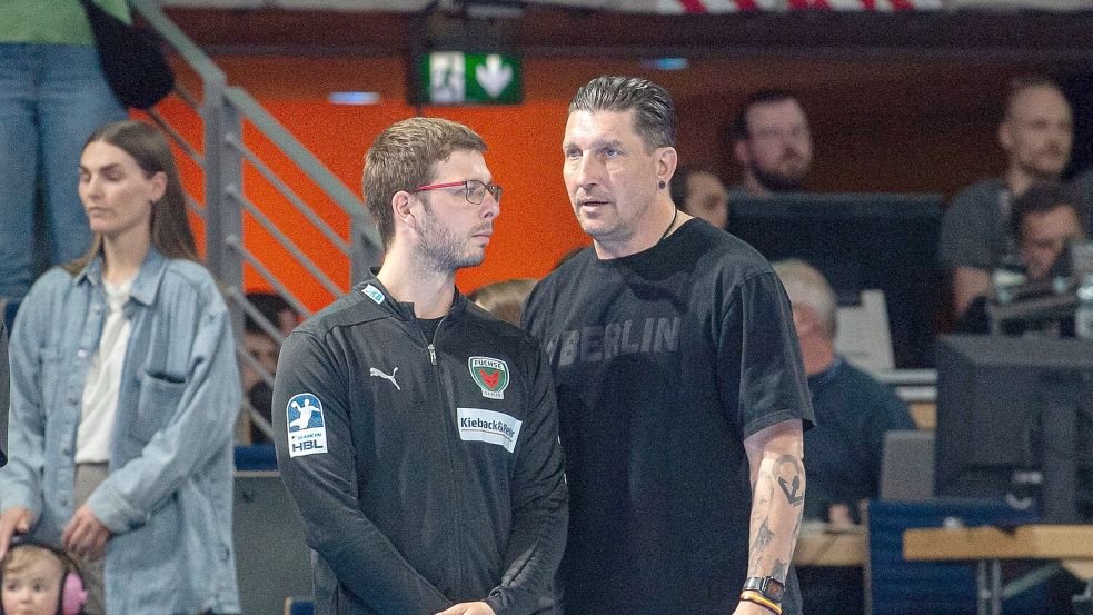 Seit 2020 bei den Füchsen: Jaron Siewert (l.) und Stefan Kretzschmar. (Archivbild) Foto: Sebastian Räppold/Sportfoto Matthias Koch/dpa
