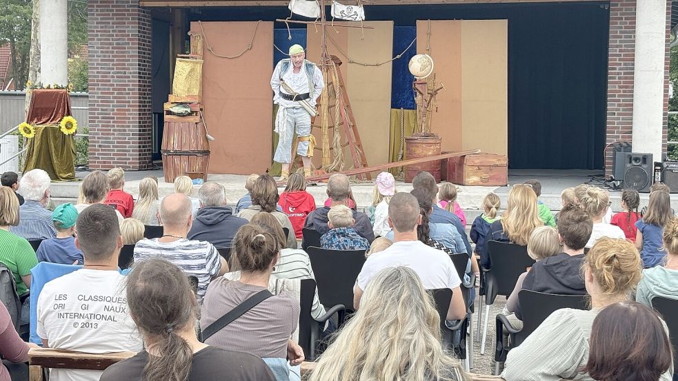 Schauspieler Christoph Bäumer (auf der Bühne) brachte die Zuschauer als Hilfsmatrose Stolperjan auf dem Piratenschiff immer wieder zum Lachen. Foto: Carsten Ammermann