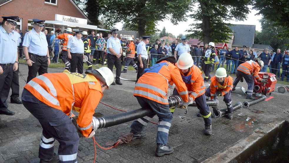 Schnelligkeit war bei den Feuerwehrleuten beim Schnelligkeitswettbewerb in Folmhusen im vergangenen Jahr gefragt. Viele Zuschauer verfolgten den Wettbewerb. Foto: Weers/Archiv