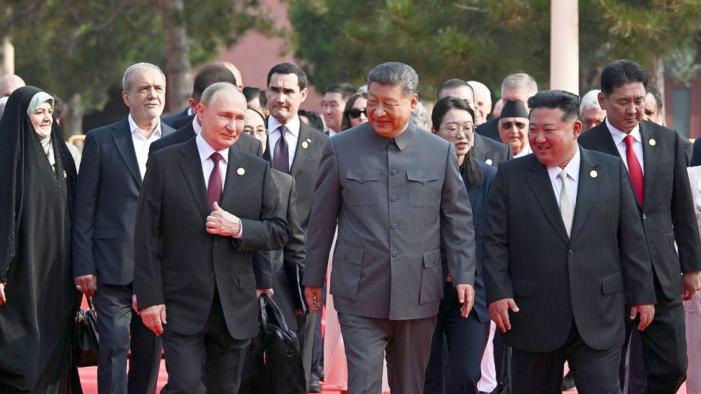 Der russische Präsident Wladimir Putin, der chinesische Präsident Xi Jinping und der nordkoreanische Machthaber Kim Jong Un kommen zu einer Militärparade anlässlich des 80. Jahrestages der Kapitulation Japans im Zweiten Weltkrieg. Foto: Sergei Bobylev/Pool Sputnik Krem
