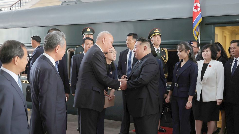 Nordkoreas Machthaber Kim Jong Un reiste erstmals mit seiner Tochter ins Ausland. Foto: Uncredited/KCNA via KNS/AP/dpa