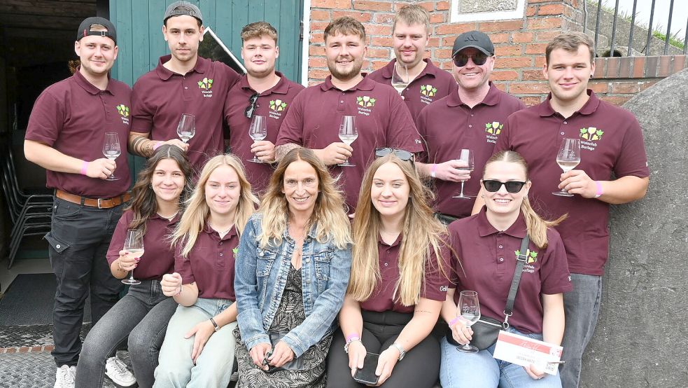 Der Weinclub aus Burlage war mit einer starken Abordnung bei der Weinverkostung des Heimatbund Burlager Mühle vertreten. Foto: Holger Weers