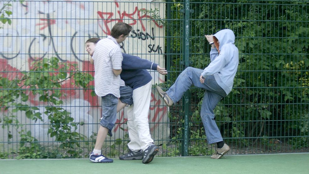 Nachgestellte Szene: Jugendliche greifen einen Mitschüler an. Symbolfoto: Gerhard Leber/Imago