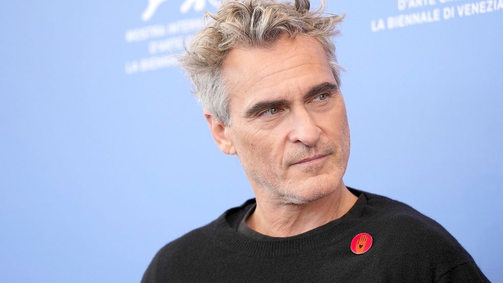 Joaquin Phoenix vor der Pressekonferenz des Films mit einem „Artists4Ceasefire“-Anstecker. Foto: Scott A Garfitt/Invision/AP/dpa