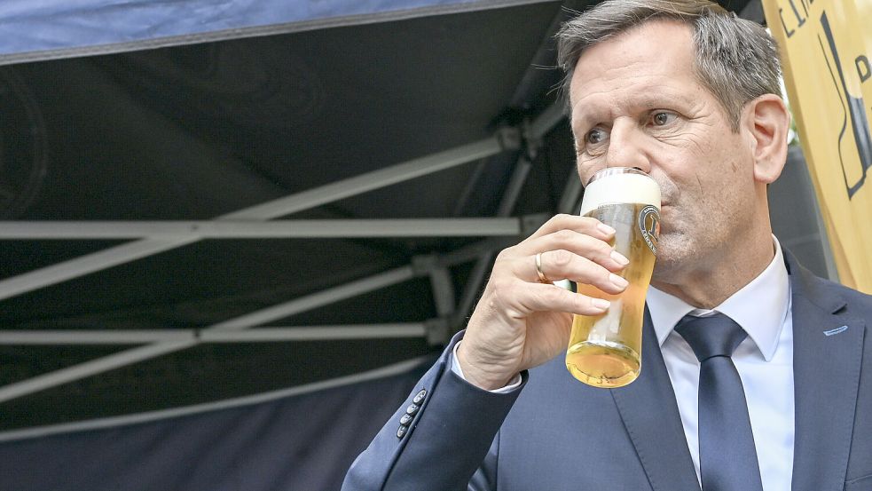 Ministerpräsident Olaf Lies hat angekündigt, einen Grillabend für den Boßelverein aus Jever zu sponsern. Foto: dpa/Jens Kalaene