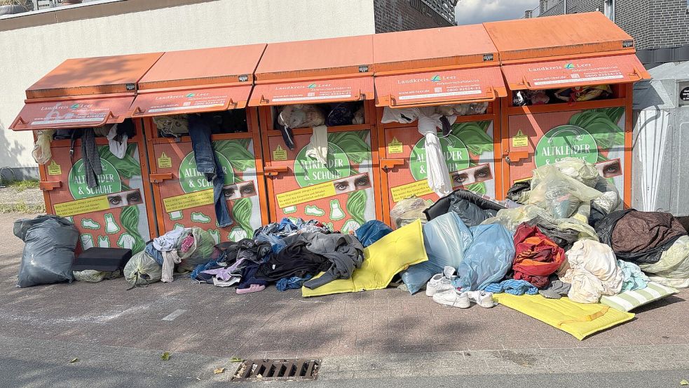 Regelmäßig werden Altkleider und Sperrmüll vor die Container abgelegt, so wie hier am Untenende in Westrhauderfehn. Foto: Astrid Fertig