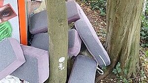 Unbekannte haben neben den Altkleidercontainern in der Eichendorffstraße mehrere Sofakissen entsorgt. Foto: Landkreis Leer