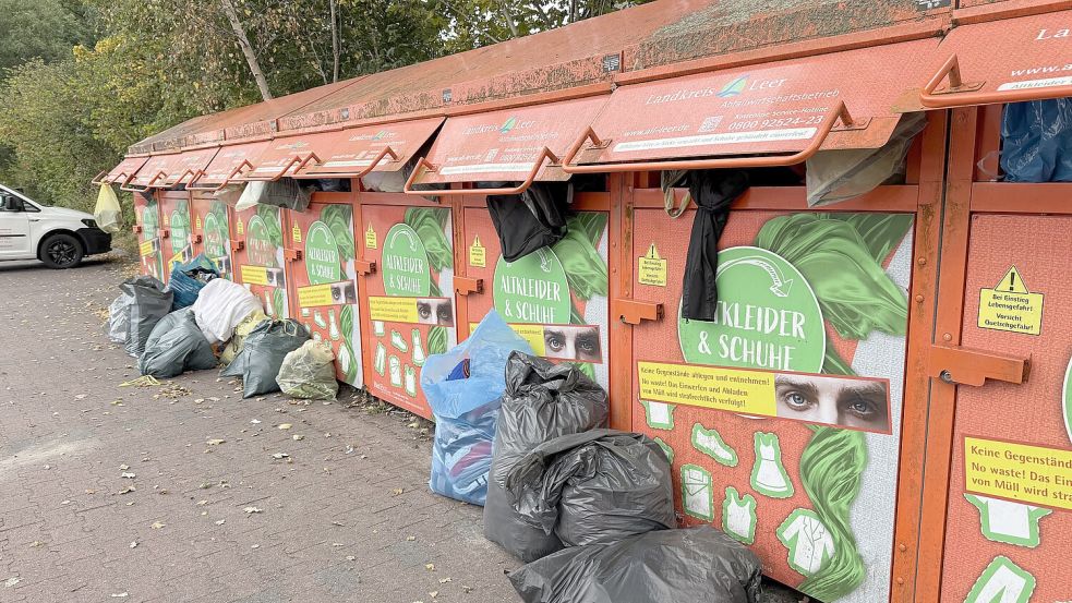 So sah es am 30. August bei den Altkleider-Containern des Landkreises in Flachsmeer auf dem Lidl-Parkplatz aus. Foto: David Ammermann