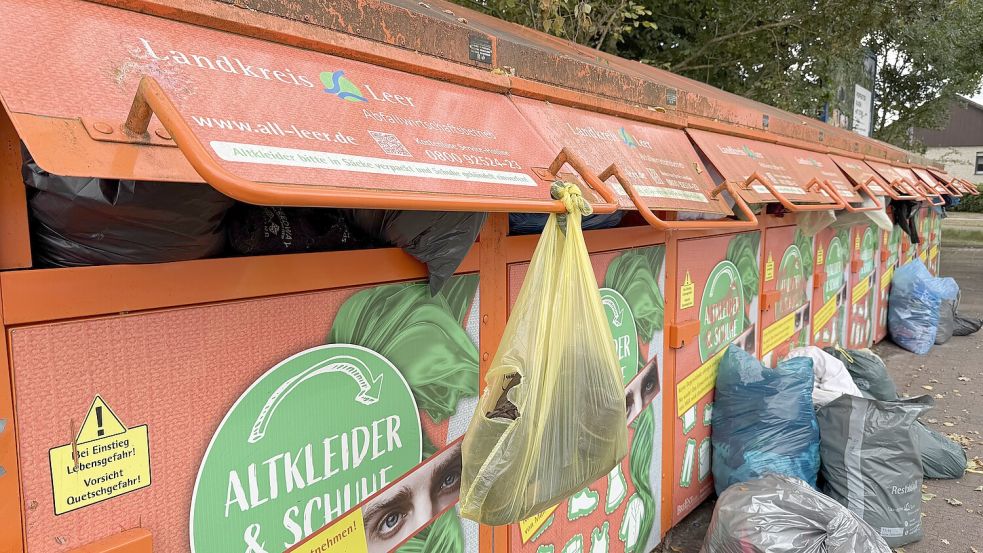Diverse gefüllte Säcke, zum Teil sogar kostenpflichtige Restmüllsäcke, wurden in Flachsmeer vor die Altkleider-Container des Landkreises abgestellt. Foto: David Ammermann