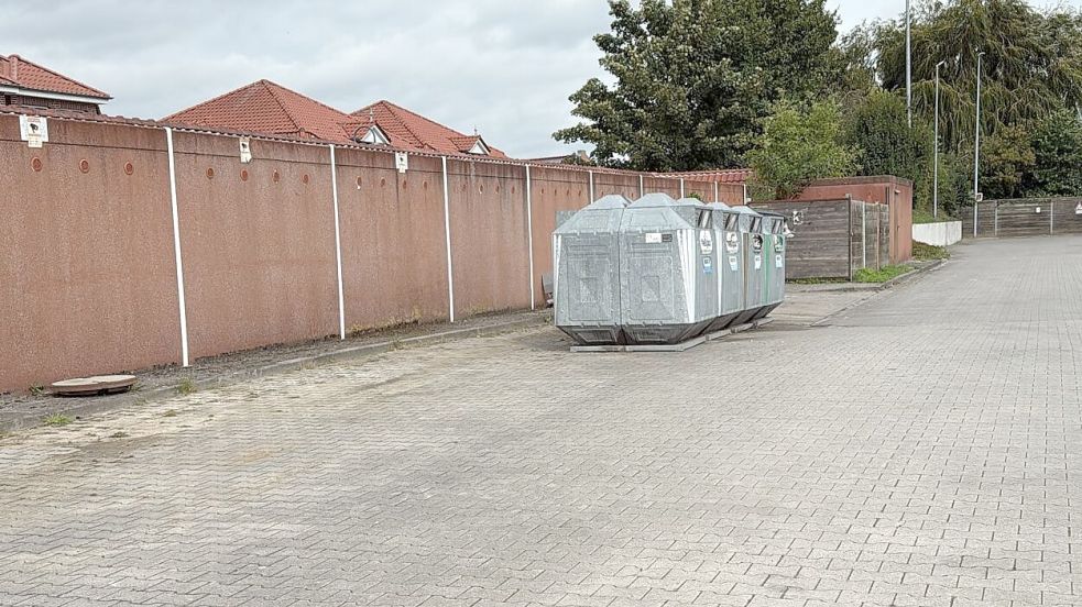Hinter dem Combi-Markt in Rhauermoor wurden die Altkleidercontainer bereits entfernt. Dort stehen nur noch die Behälter für Altglas. Foto: Dirk Hellmers