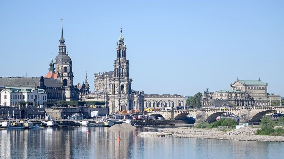 Der Abriss der im vergangenen Jahr teils eingestürzten Spannbetonbrücke kostet die Stadt nach eigenen Schätzungen rund 32 Millionen Euro - deutlich mehr als bislang angenommen. (Archivbild) Foto: Robert Michael