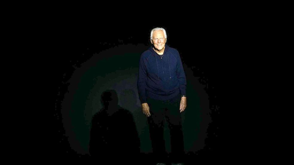 Der italienische Modemacher Giorgio Armani ist gestorben. (Archivbild) Foto: Luca Bruno/AP/dpa