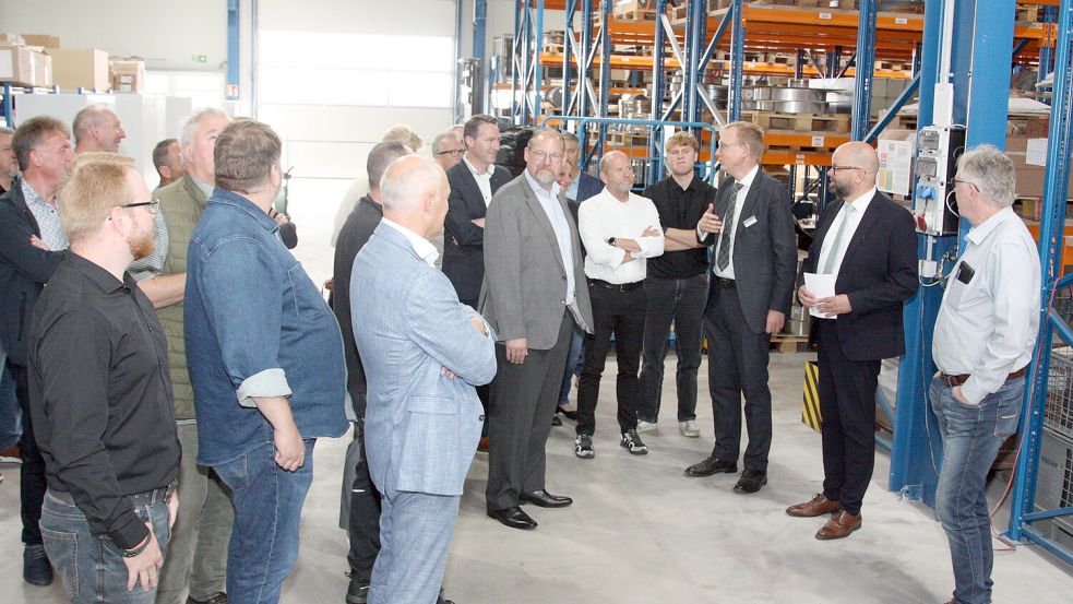 Geschäftsführer Dirk Goemann (3.von rechts) führte die Gäste durch die Produktionshallen. Foto: Hans Passmann