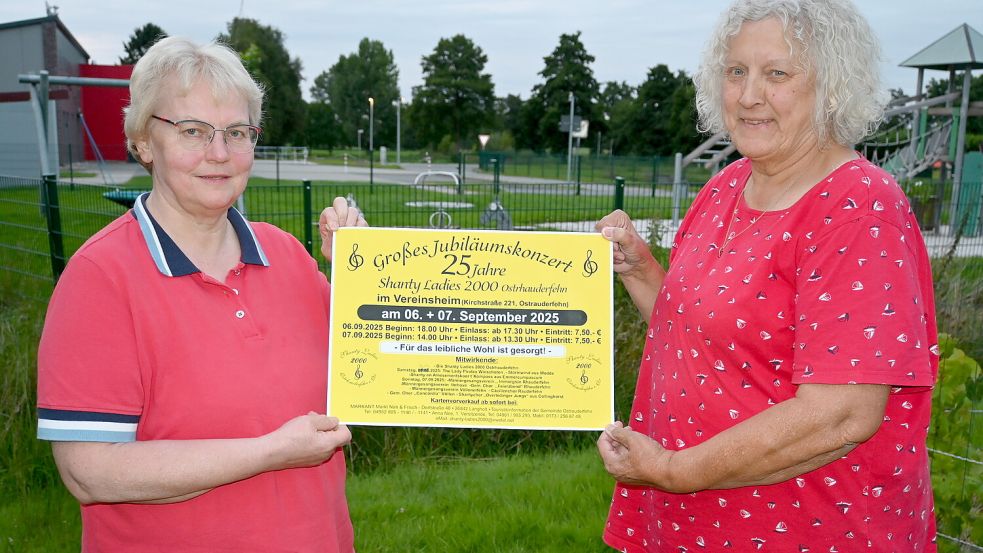 Brigitte Willms (links, 2. Vorsitzende) und Anna Nee (Vorsitzende) weisen auf das Jubiläumskonzert der Shanty Ladies 2000 Ostrhauderfehn am 6. und 7. September im Vereinsheim in Ostrhauderfehn hin. Hierfür hat man sich zahlreiche Gäste eingeladen. Foto: Holger Weers