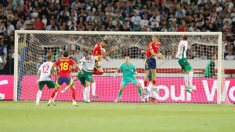 Spanien gewinnt souverän das Auftaktspiel in Bulgarien. Foto: Tony Uzunov/AP/dpa