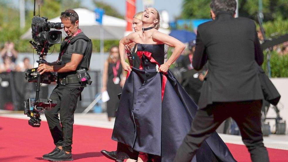 Amanda Seyfried, Hauptdarstellerin von „The Testament of Ann Lee“, auf dem roten Teppich vor der Premiere am 1. September. (Archivbild) Foto: Scott A Garfitt/Invision/AP/dpa
