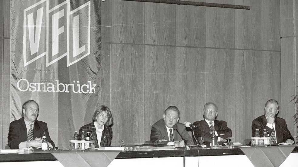 Von 1988 bis 1996 gehörte Klaus Hermeling (links) dem Präsidium des VfL Osnabrück. Nach dem Ausstieg von Präsident Hartwig Piepenbrock (Mitte) zog er sich ebenso wieVizepräsident Friedel Baurichter und Schatzmeister Helmut Wessling zurück. Zweite von links: Piepenbrocks Assistentin Ursula Friedlein. Foto: Helmut Kemme
