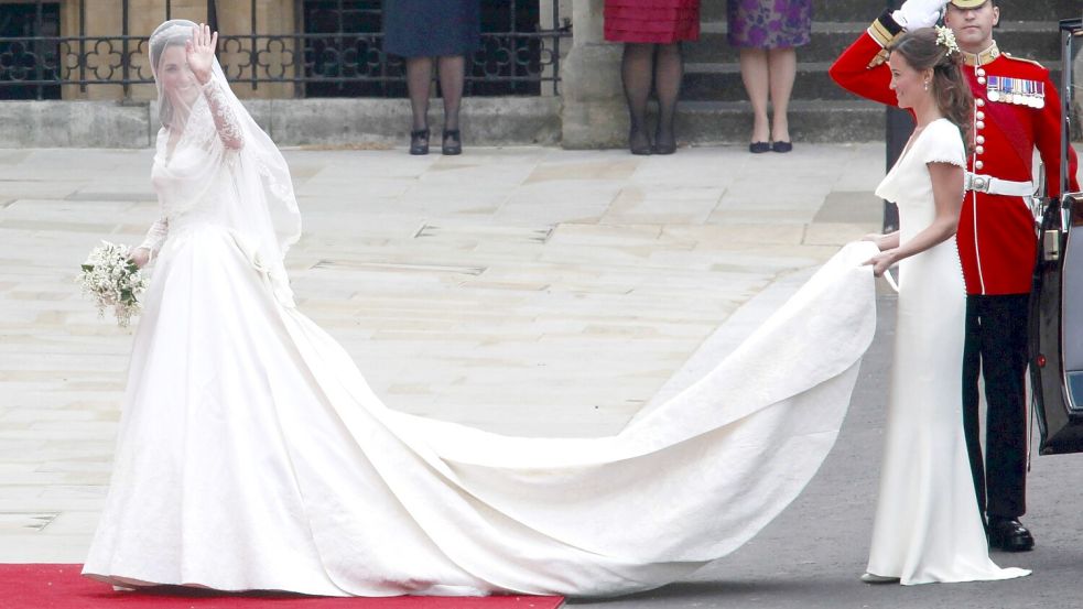 Wohl eines der bekanntesten Hochzeitskleider der Welt trägt Kate Middleton 2011 bei ihrer Hochzeit mit Prinz William. Die Schleppe hält ihre Schwester Pippa. Foto: Imago/Future Image/Bedrosian