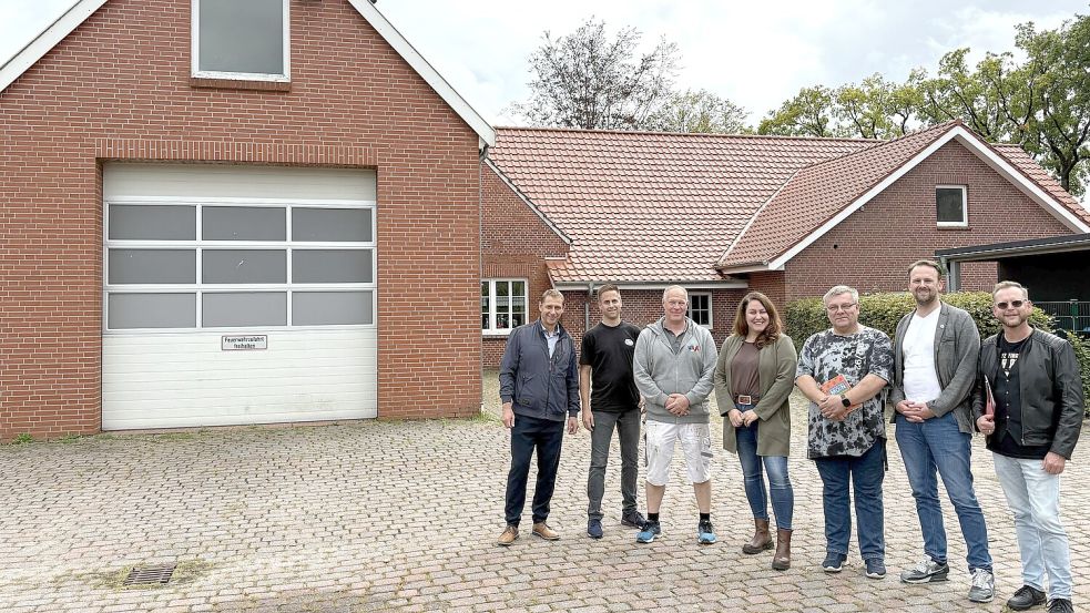Uplengens Bürgermeister Heinz Trauernicht (von links), Thorsten Möhlmann, Stephan Milfs, Carina Wolters, Reinhard Theen, Malte van Mark und Torsten Stephan machen sich Gedanken, was mit dem Feuerwehrhaus in Jübberde passieren soll. Foto: Ulrich de Buhr