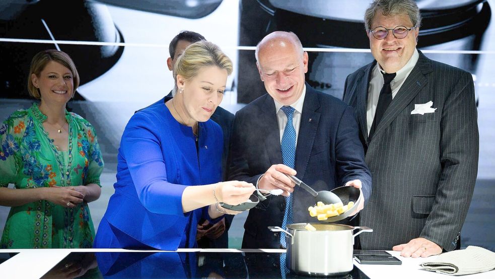 Lassen nichts anbrennen: Berlins Wirtschaftssenatorin Franziska Giffey der Regierende Bürgermeister Kai Wegner. Foto: Bernd von Jutrczenka/dpa