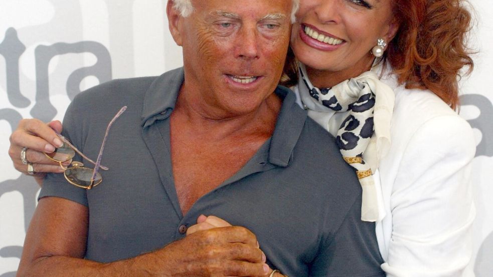Das Lebensgefühl Italiens: Giorgio Armani und die Schauspielerin Sophia Loren 2002 beim Filmfestival von Venedig. Foto: GABRIEL BOUYS/AFP