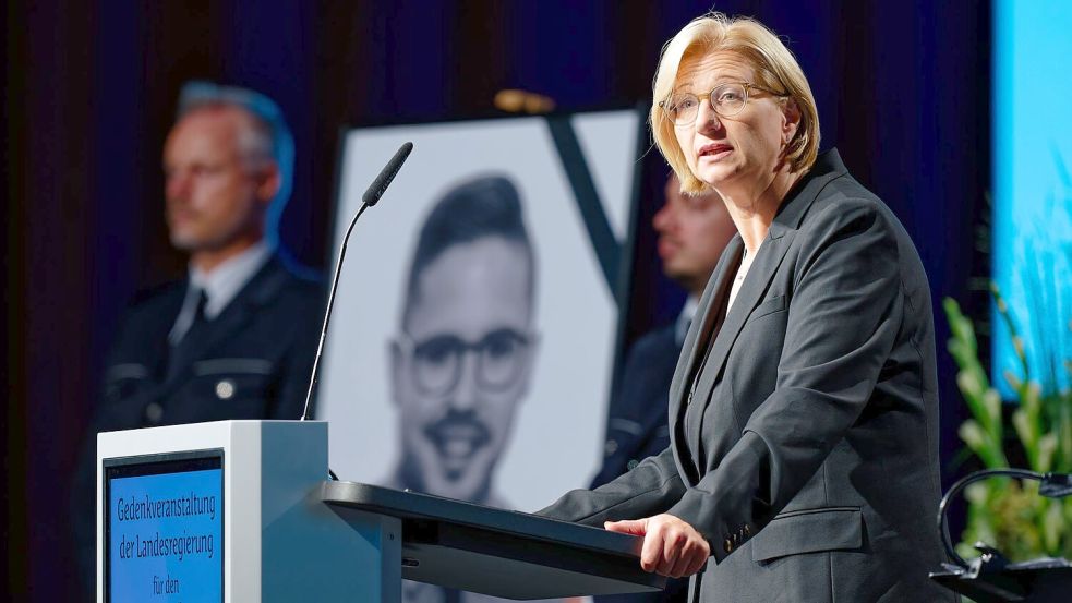 Ministerpräsidentin Anke Rehlinger. Zur Gedenkfeier waren laut Innenministerium rund 1.500 Menschen gekommen. Foto: Uwe Anspach