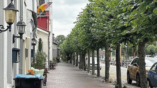 Die Parkplätze vor den Häusern am Alten Hafen sollen erhalten bleiben. Darauf legen die Anwohner großen Wert. Foto: Tatjana Gettkowski